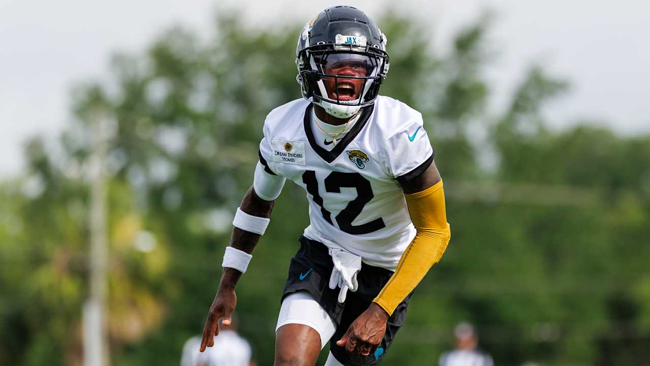 Jaguar Newcomer Travis Hunter begins to switch time into a break, defense of the same exercise