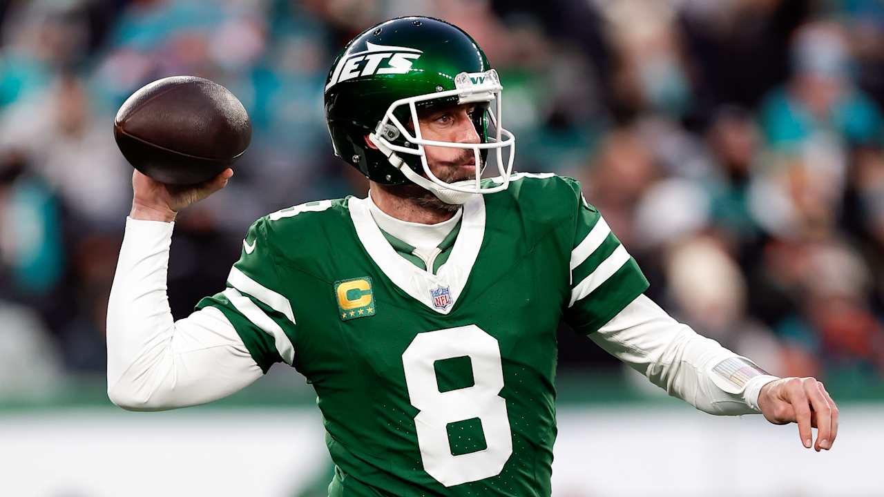 QB Aaron Rodgers who sign a one -year contract with Steelers