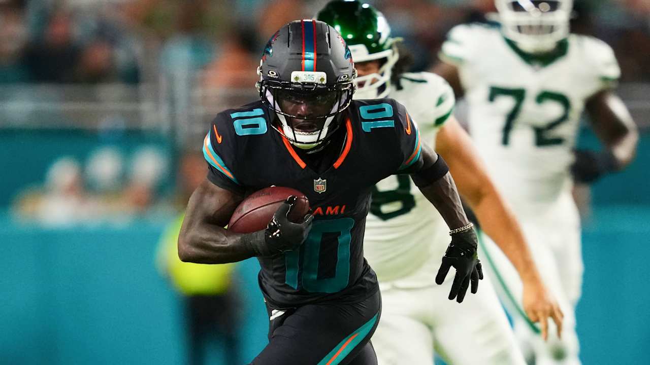 Dolphins Wr Tyreek Hill Carryed field with knee injuries, transported to hospital for food