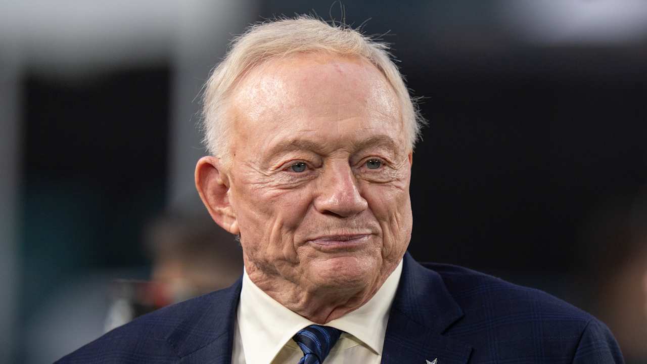 NFL Fines Cowboys owner Jerry Jones $ 250,000 for obscene gesture toward fans in Jets' victory