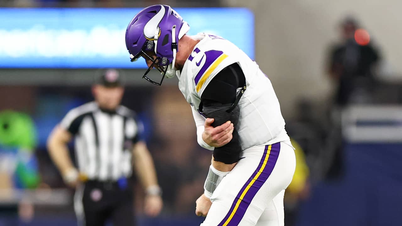 Vikings QB Carson Wentz has shoulder surgery, misses rest of 2025 season