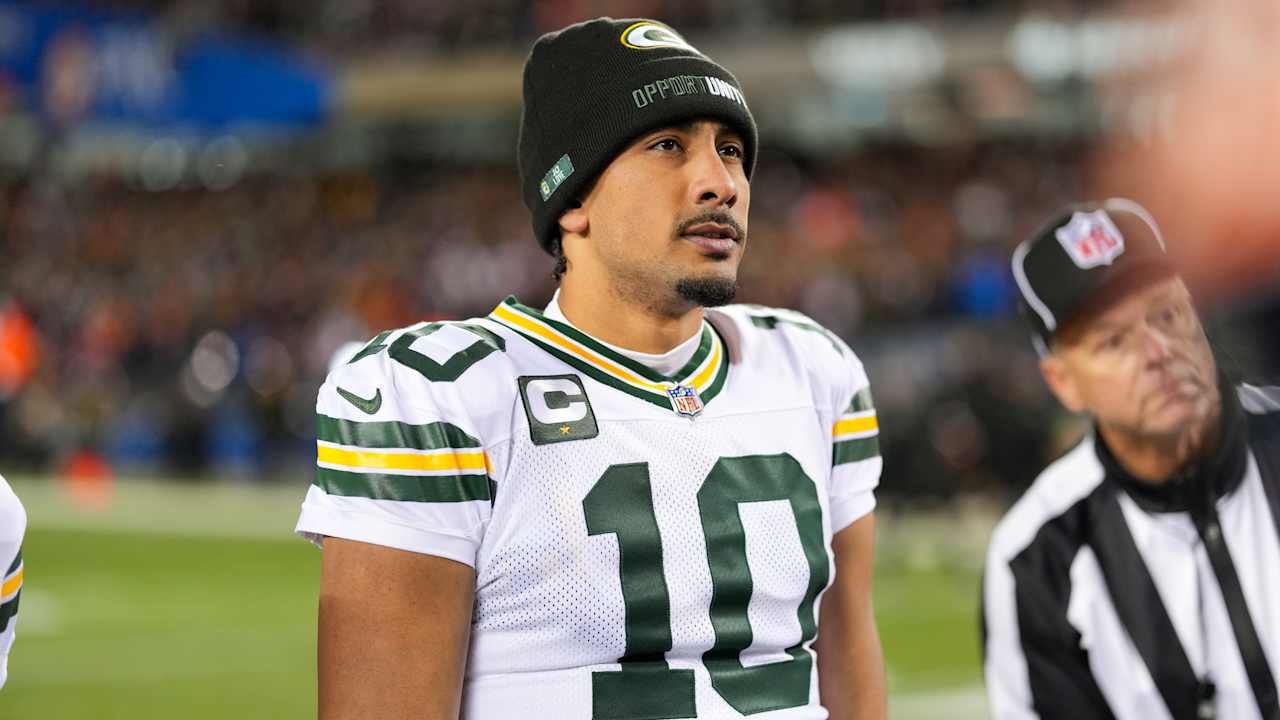 Packers QB Jordan Love suffers a concussion after taking a helmet-to-helmet hit against the Bears