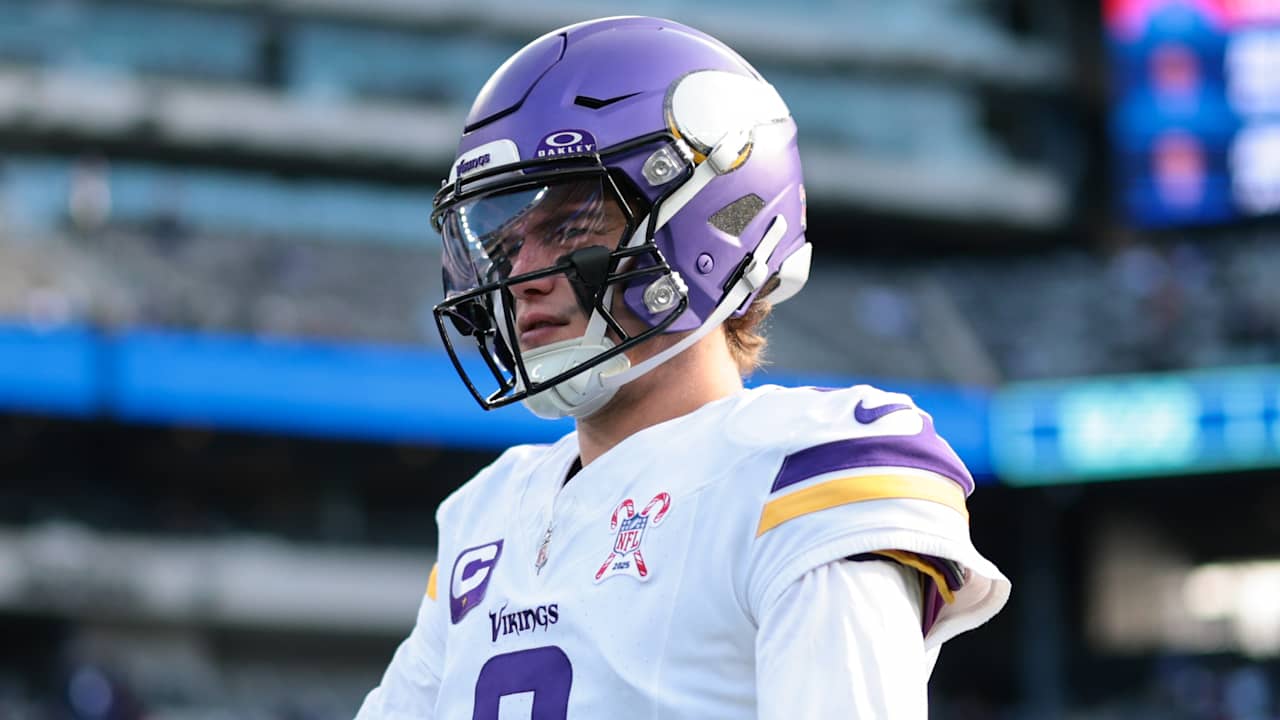 Vikings QB JJ McCarthy injured his right hand against the Giants