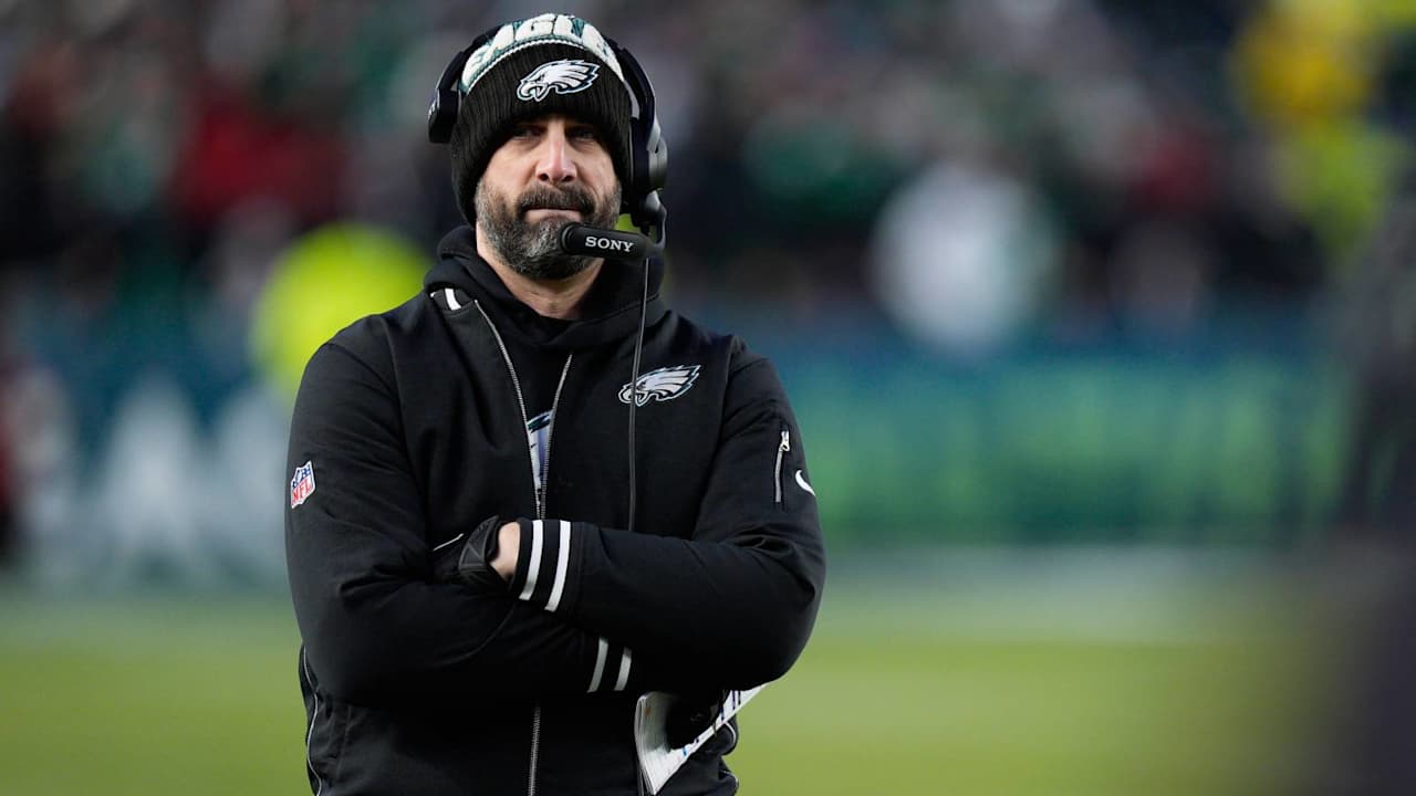 Eagles head coach Nick Sirianni backs up WR AJ Brown after fall, sideline spat