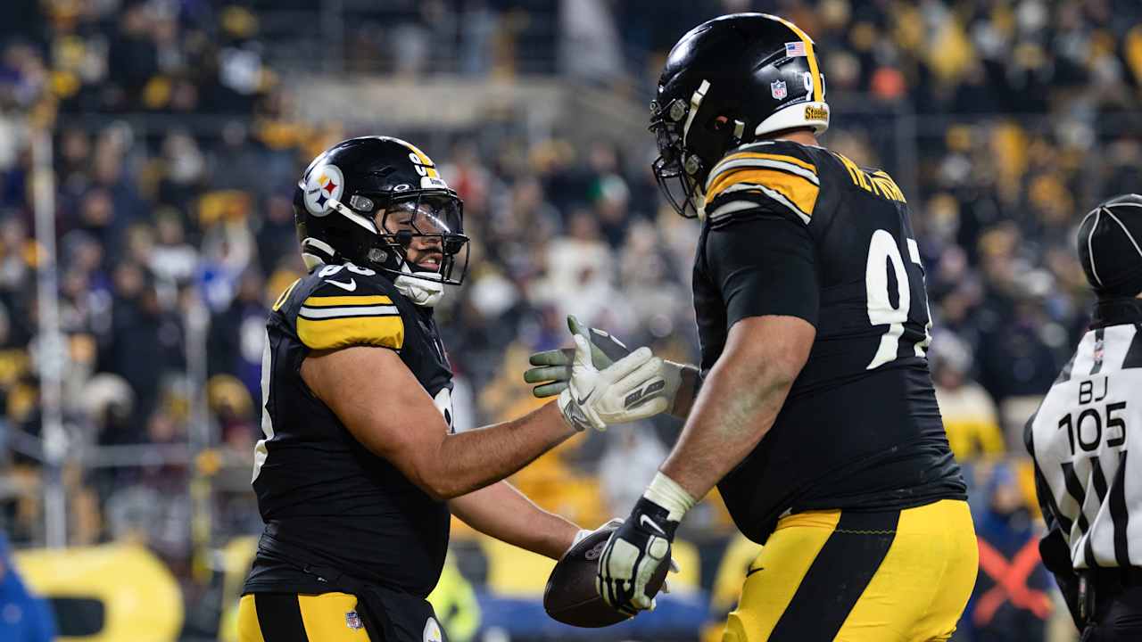 The Steelers win the AFC North title, will host the Texans in the wild card on Monday