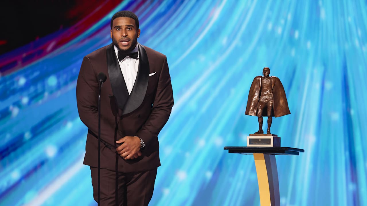Army Chiefs LB Bobby Wagner named 2025 Walter Payton NFL Man of the Year
