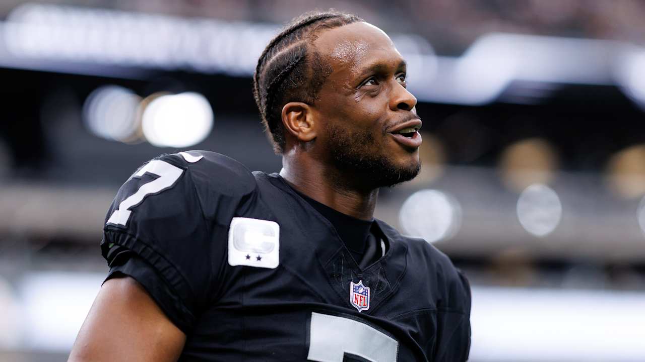Raiders trade QB Geno Smith to Jets in second round