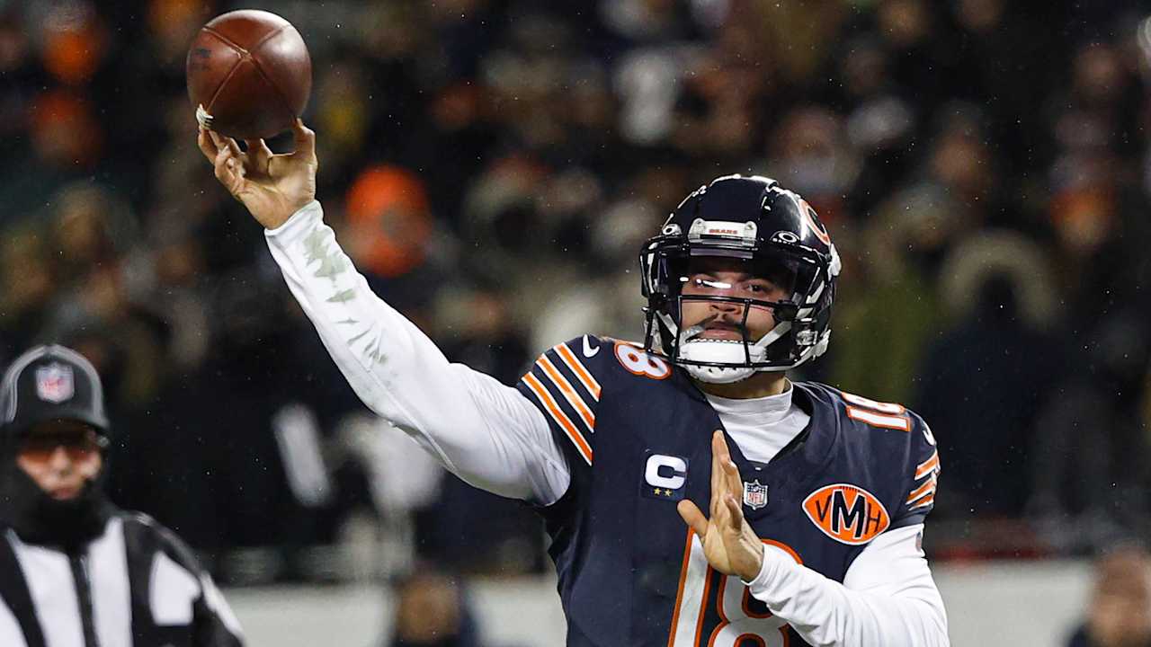 Bears QBs coach JT Barrett wants Caleb Williams to 'do less': 'Take what the defense gives'