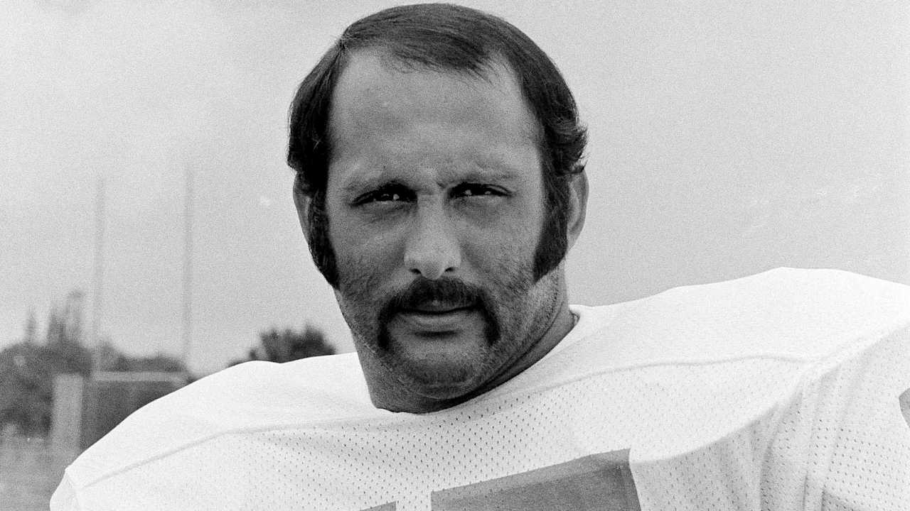 Dolphins man Manny Fernandez, two-time Super Bowl champion and DT on the 1972 Perfect Team, dies at age 79.