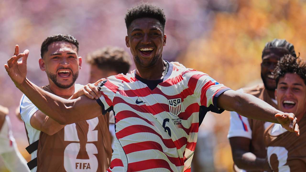 Alex Freeman, son of former Packers WR Antonio Freeman, scores in USA's World Cup win over Australia.