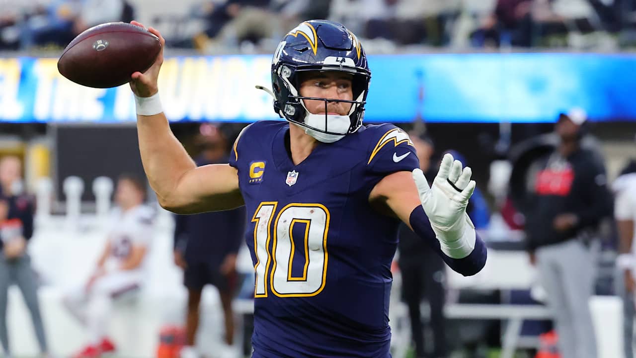 Chargers QB Justin Herbert tweaks mechanics as he adjusts to Mike McDaniel's rushing scheme