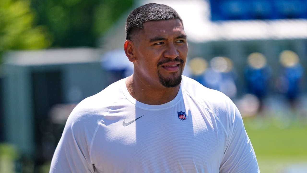 Lions' Dan Campbell: Penei Sewell's move to left tackle will be 'seamless'