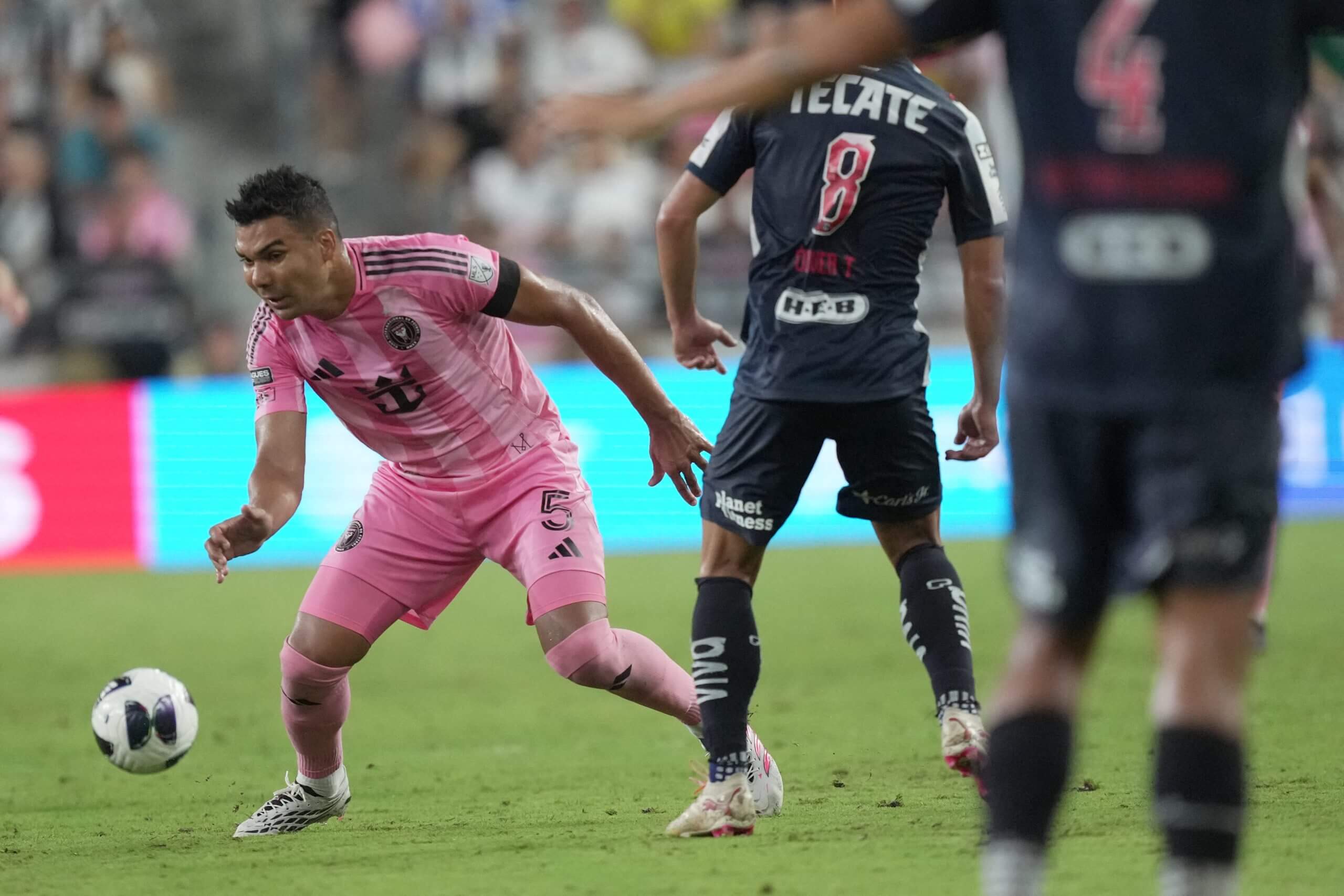 Casemiro goes after the ball with other players on the field.