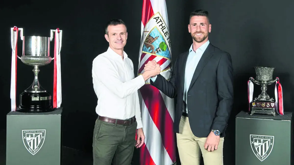 Uriarte supporting Unai Simón for the Yashin Trophy