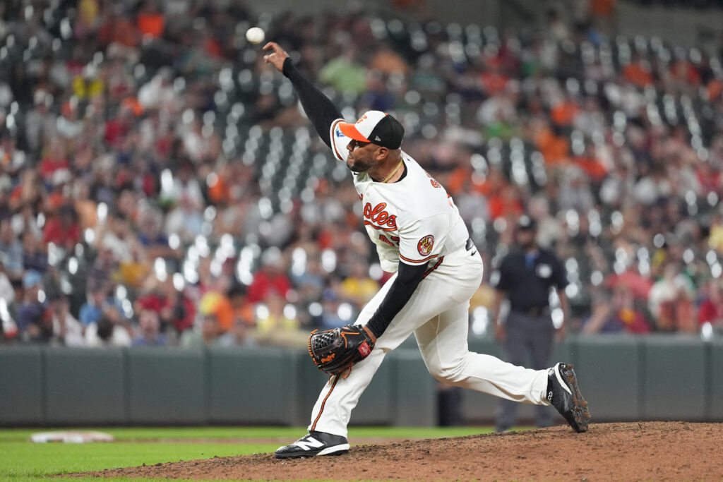 Orioles Select Albert Suarez