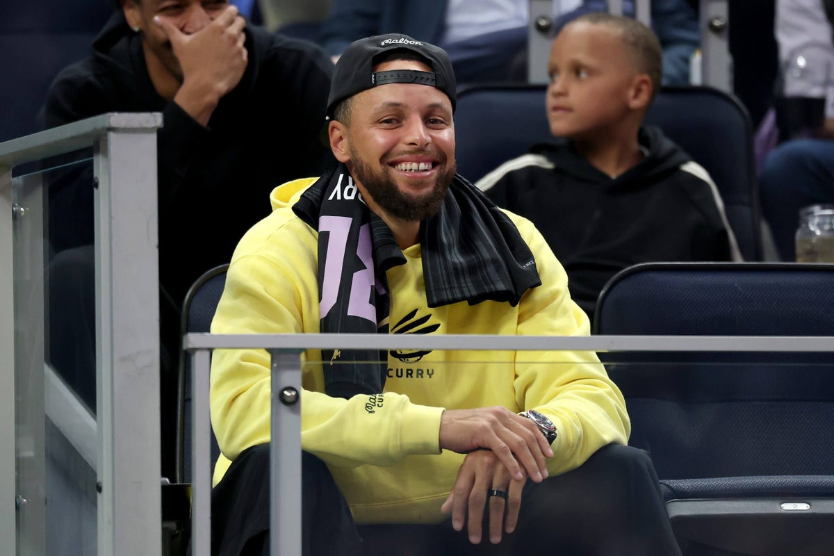 Steph Curry doesn't want 'contract stuff' with Warriors to be a 'distraction': It isn't — yet