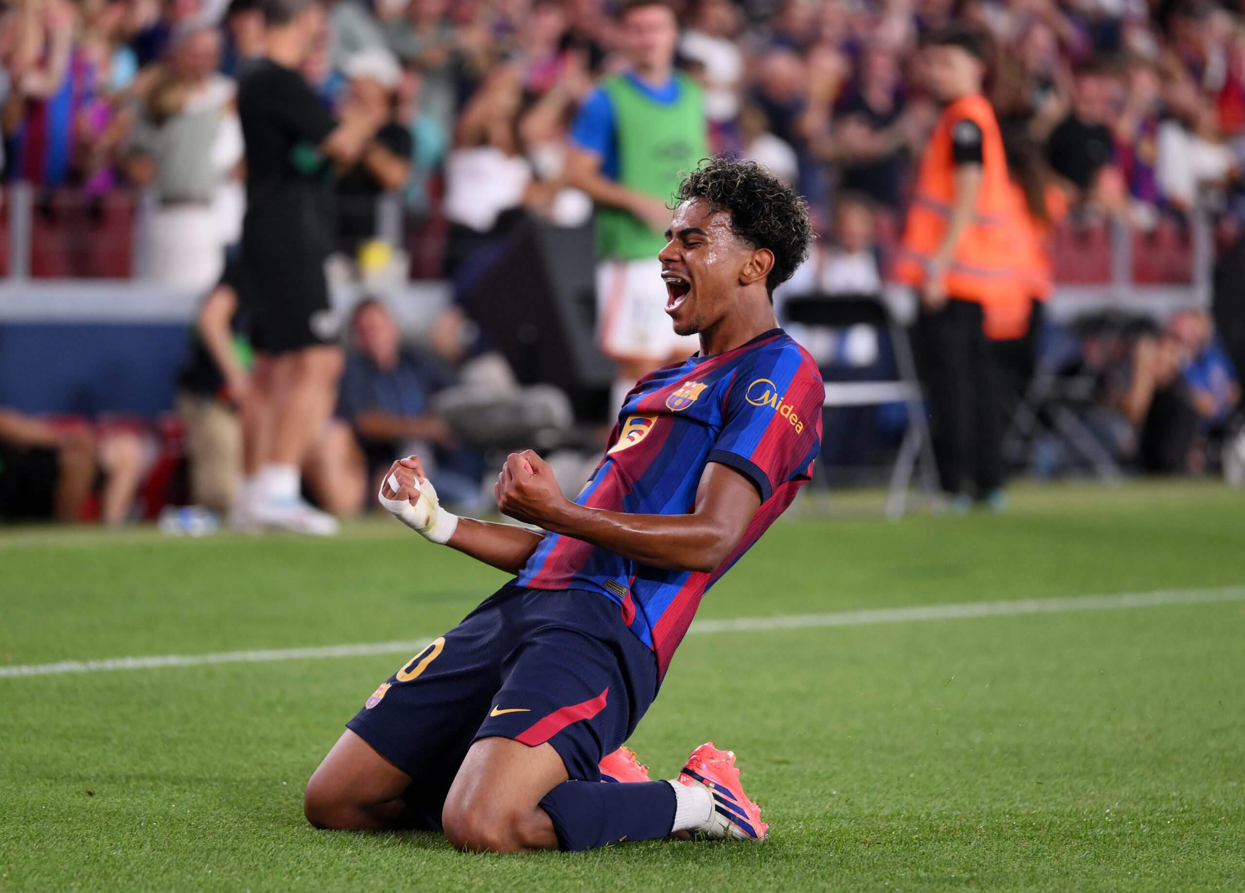 Lamine Yamal celebrates scoring against Rayo with a knee slide