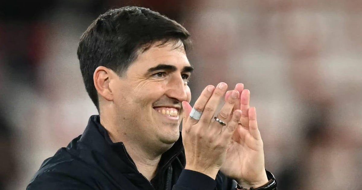 Why does Liverpool coach Andoni Iraola tape a finger on each hand before every game?