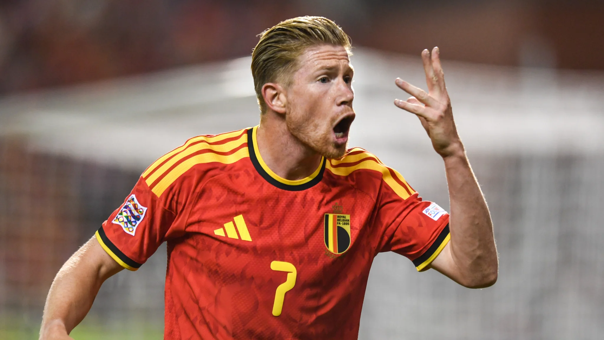 Kevin De Bruyne insulted and pushed back the referee enforcing a new FIFA rule
