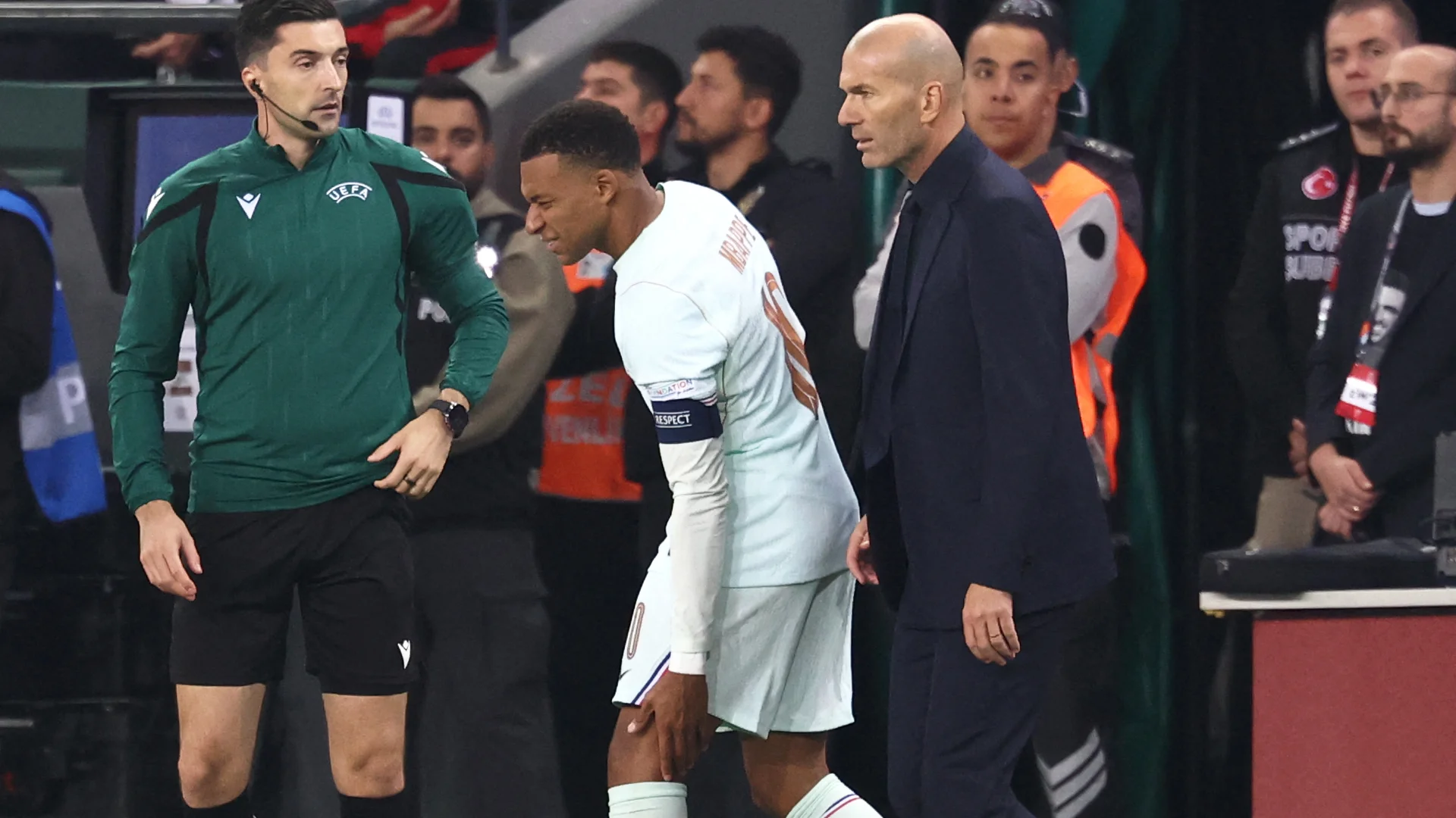 Zidane announces bad news as Mbappé leaves injured after scoring.