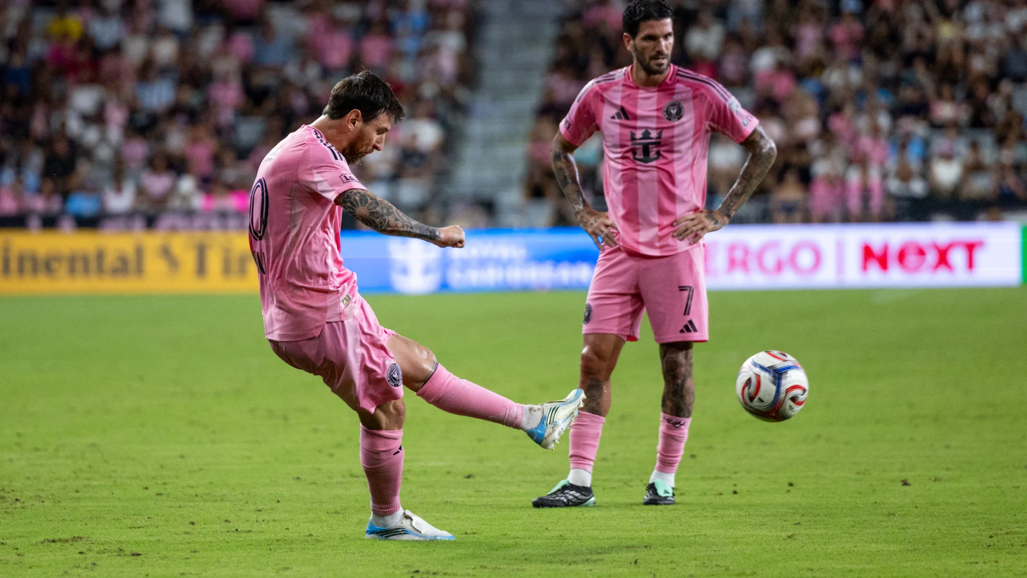 The new dazzling free kick by Lionel Messi from an impossible angle