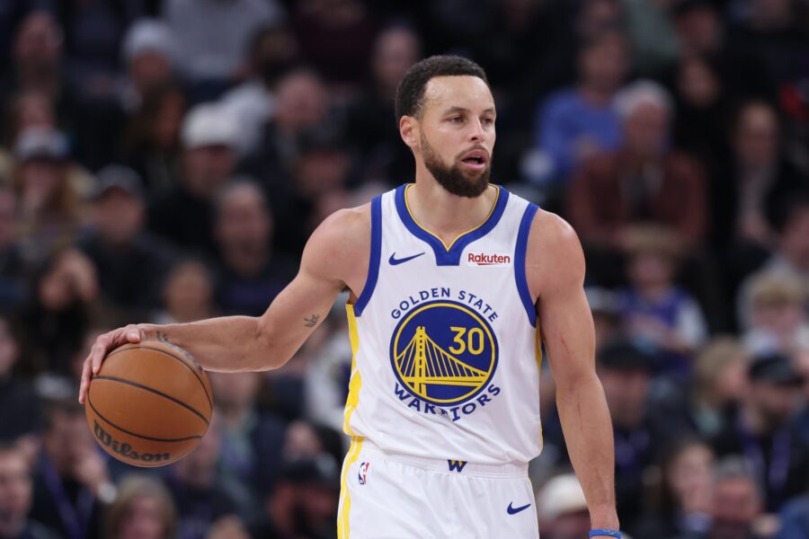 Stephen Curry signs two-year extension with Golden State Warriors