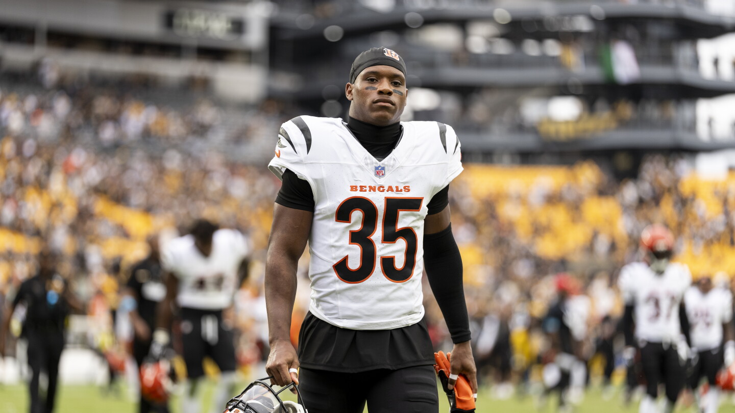 Bengals place cornerback Jalen Davis on injured reserve and activate tight end Tanner Hudson