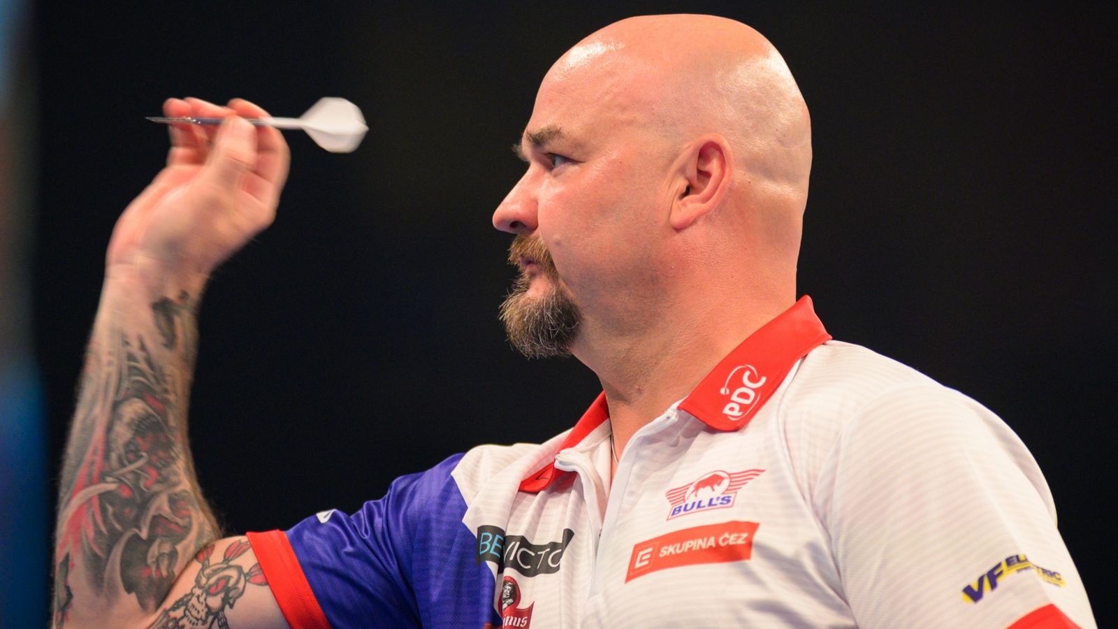 Players Championship 30: Karel Sedlacek wins first PDC Pro Tour title as angry Scott Williams throws darts on the floor after defeat.