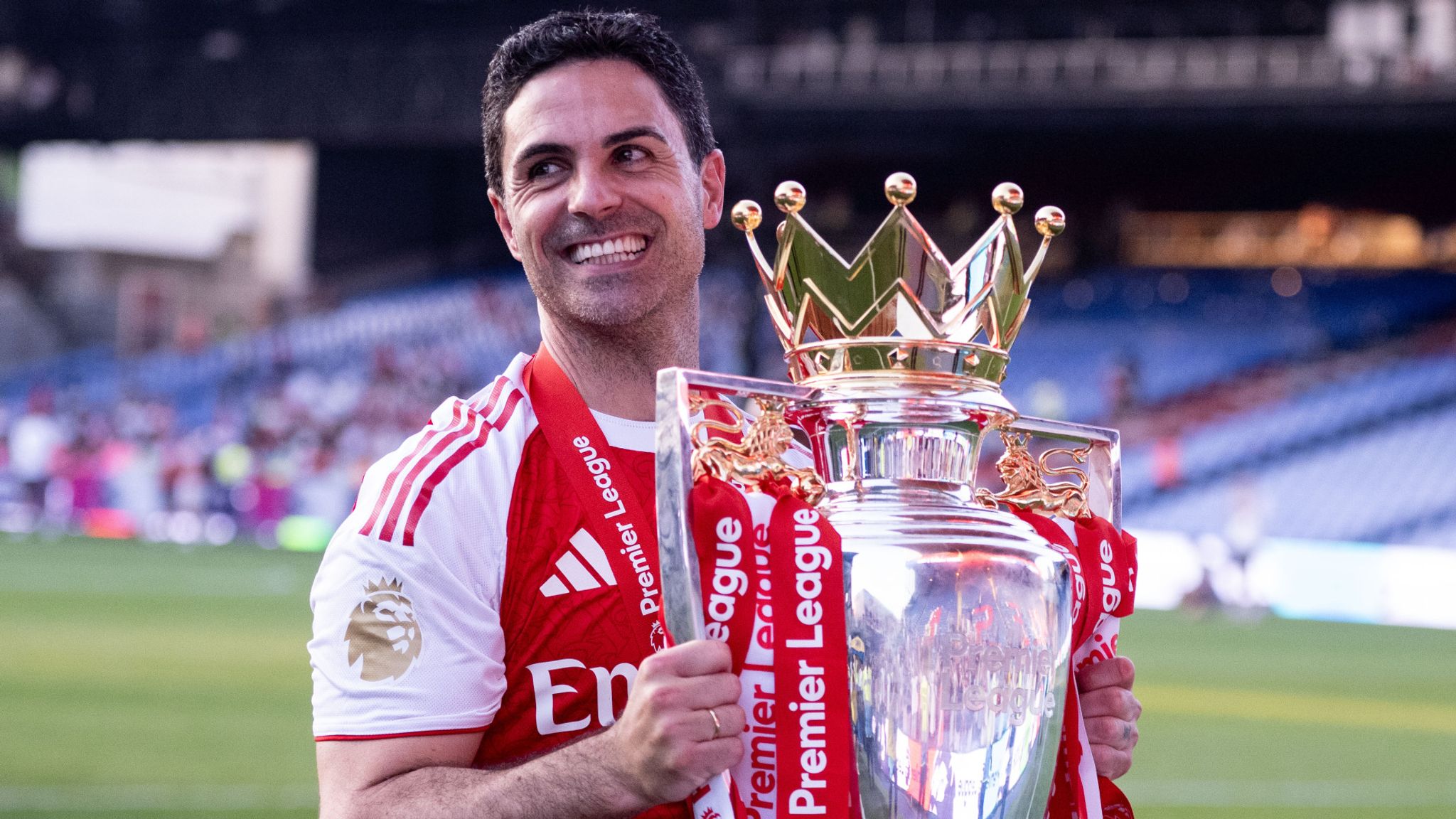 Mikel Arteta holding the Premier League trophy in May