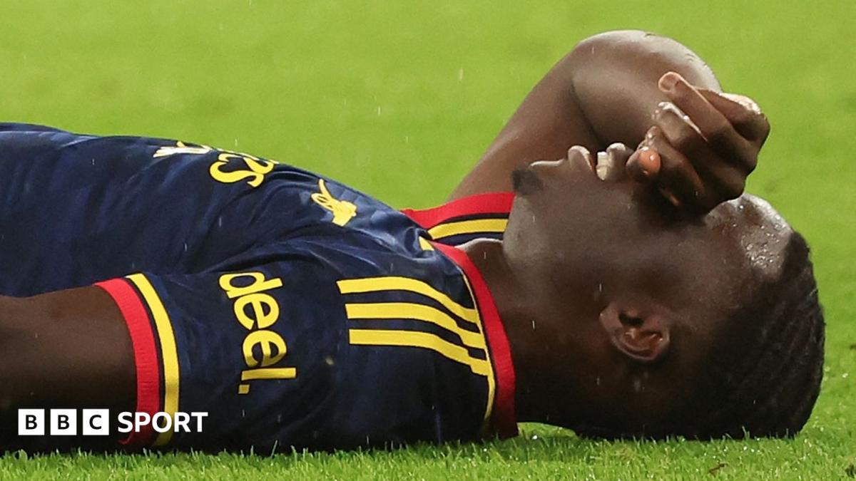 Bukayo Saka appears sidelined, with a brace on his right thigh, representing Arsenal.