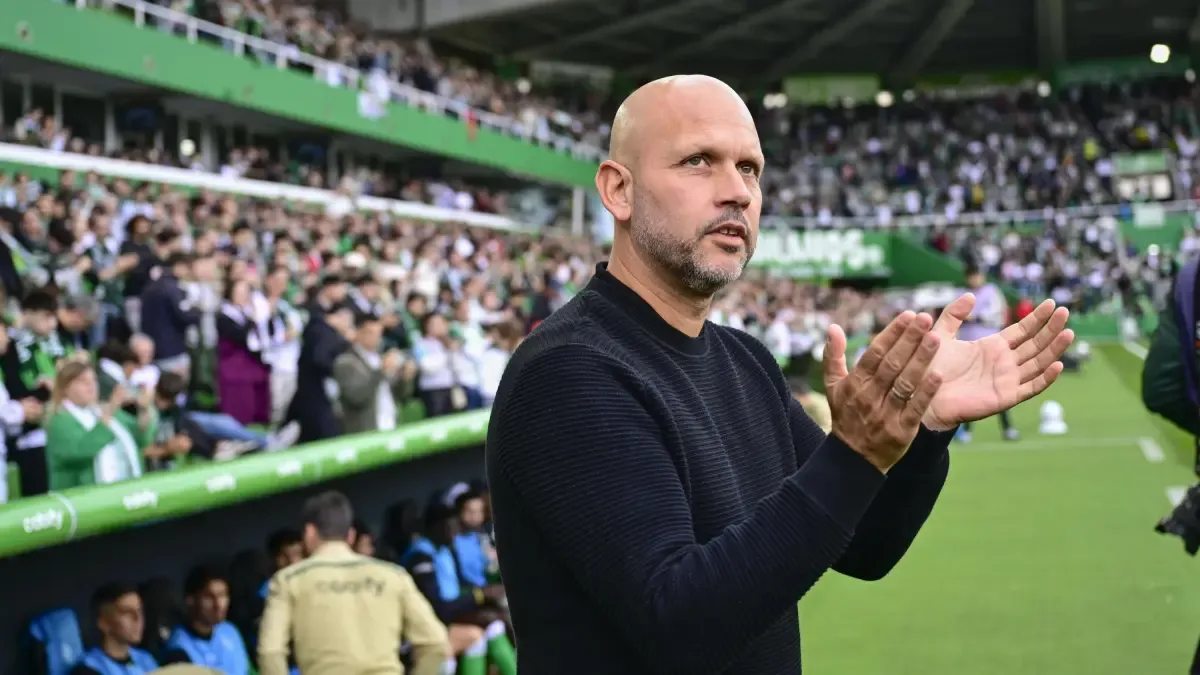 Coach José Alberto López celebrating the team’s strong home performance.