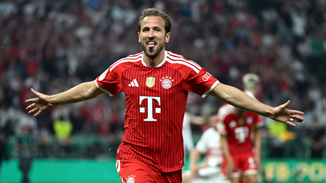 Harry Kane receiving the 2026 Ballon d’Or, representing Bayern Munich.