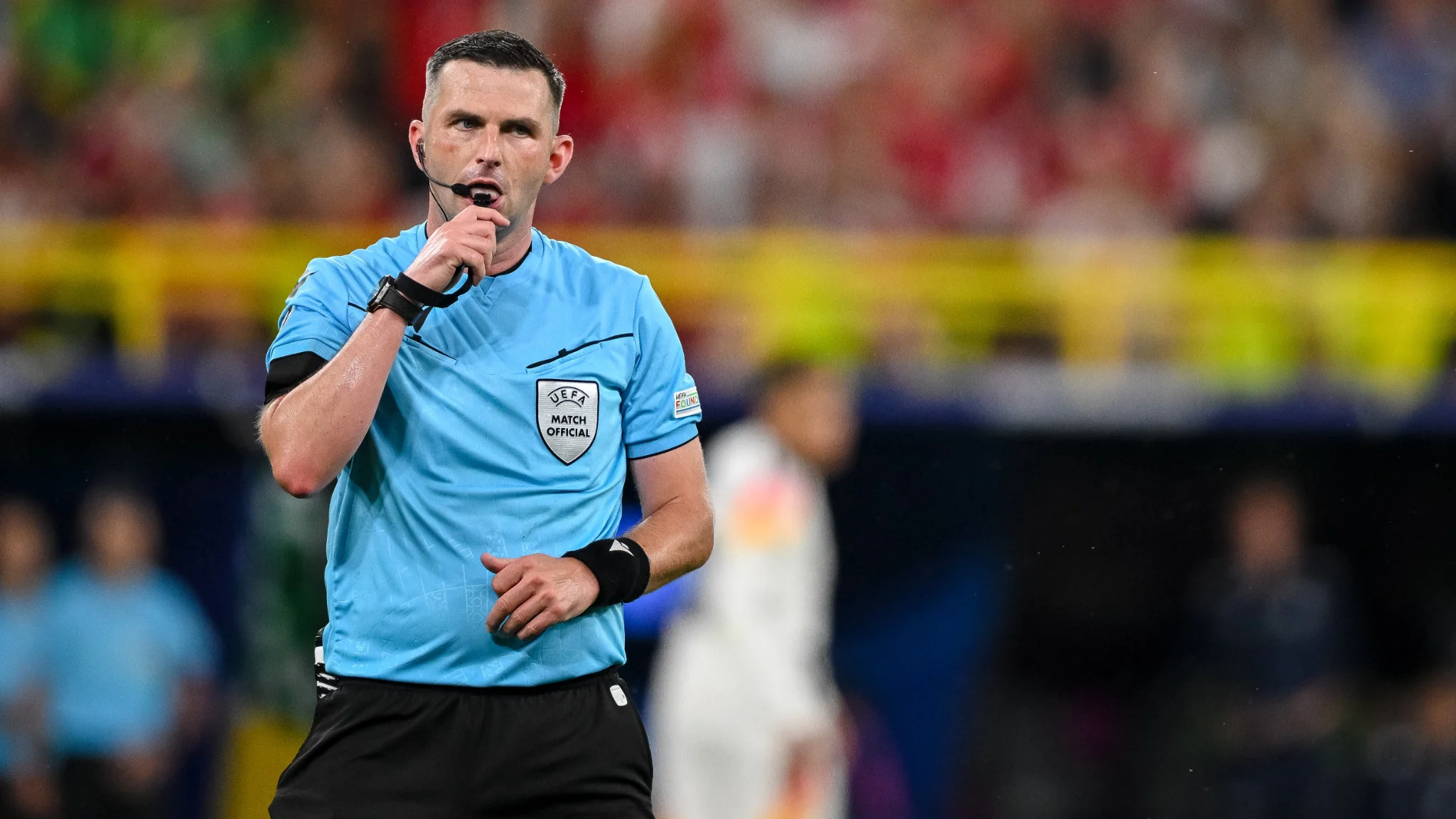 Familiar referee Michael Oliver, a memorable figure for Paris fans.