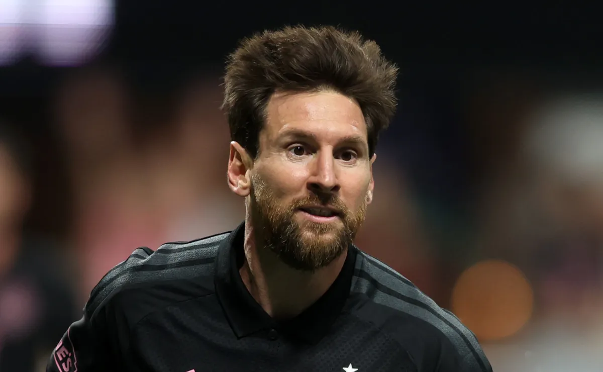 Lionel Messi reaches 936 career goals at age 39, comparing his total to Cristiano Ronaldo.