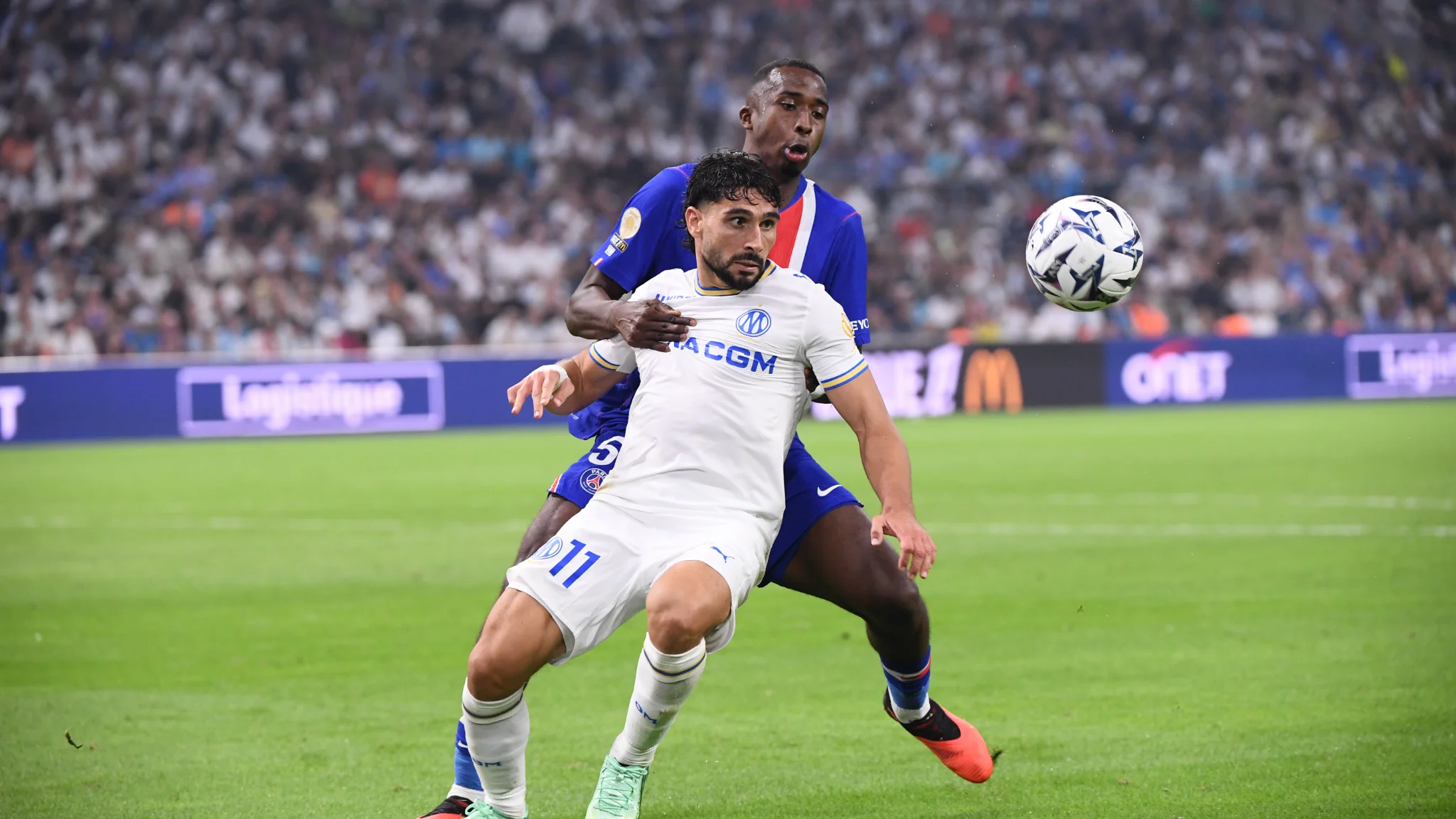 Neal Maupay discussing the turbulence zone after the OM‑PSG classic.