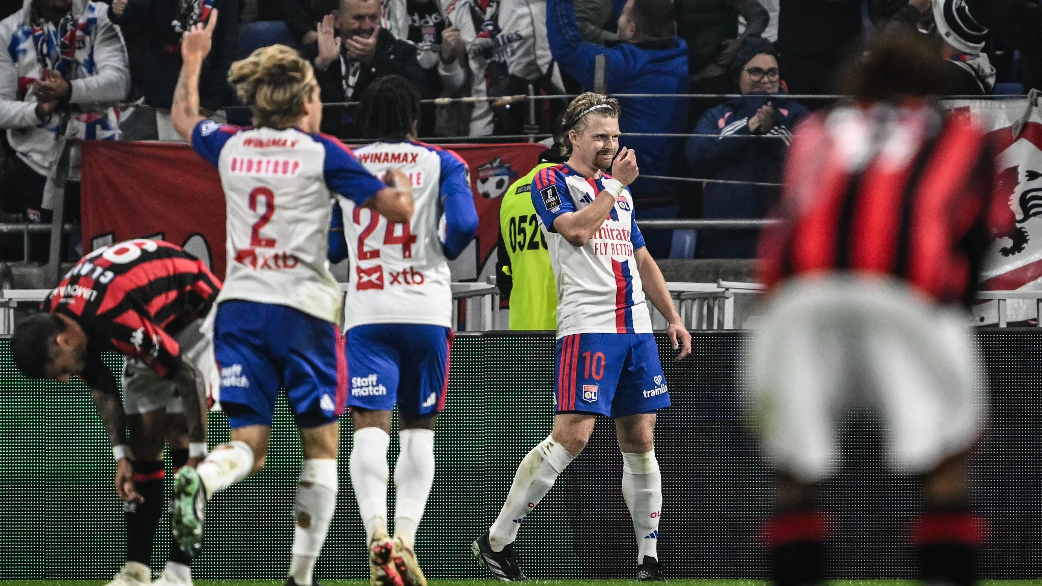 réduits à dix, les Gones résistent et prennent la tête du championnat