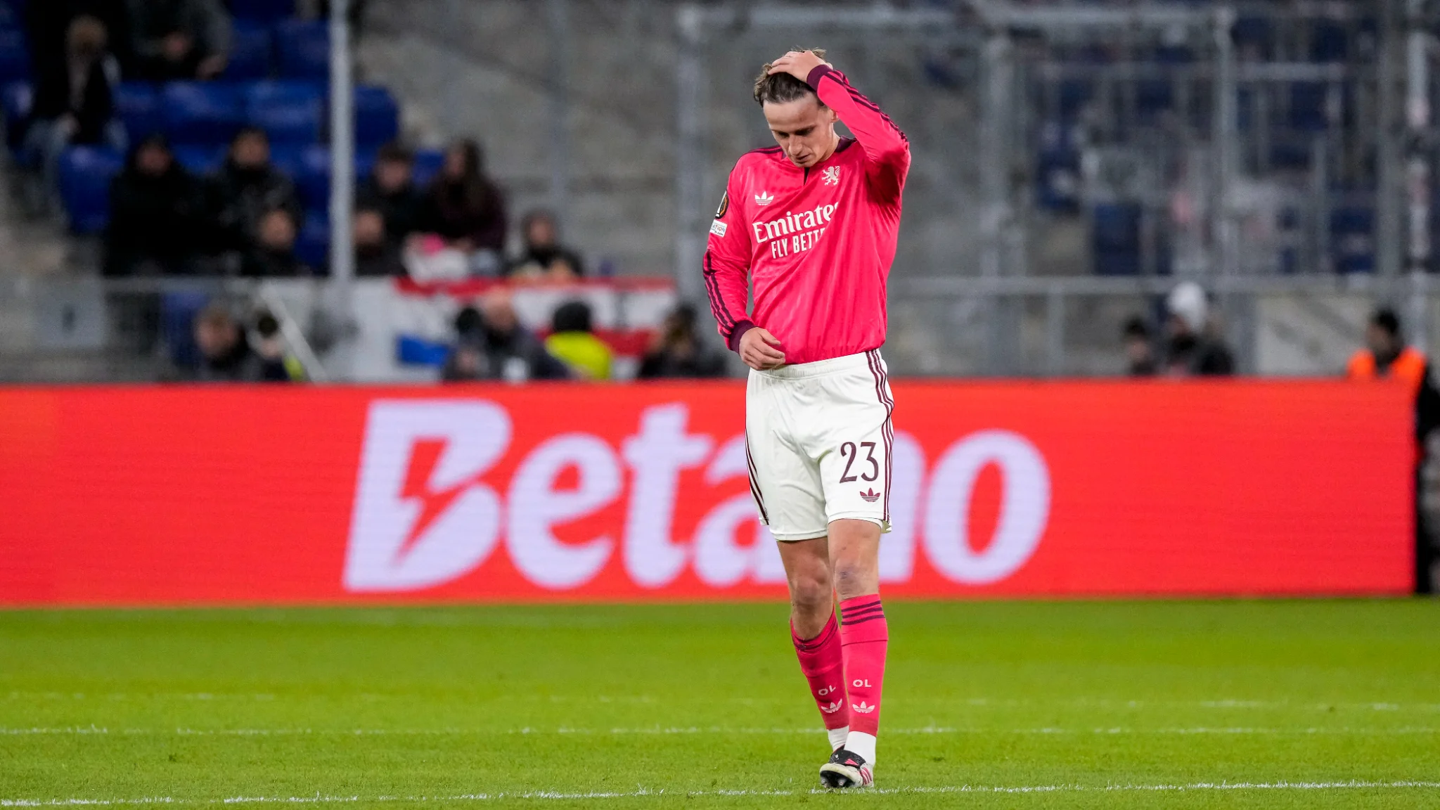 Lyon receive a harsh 3-0 defeat in Germany before facing Paris, per Riolo.