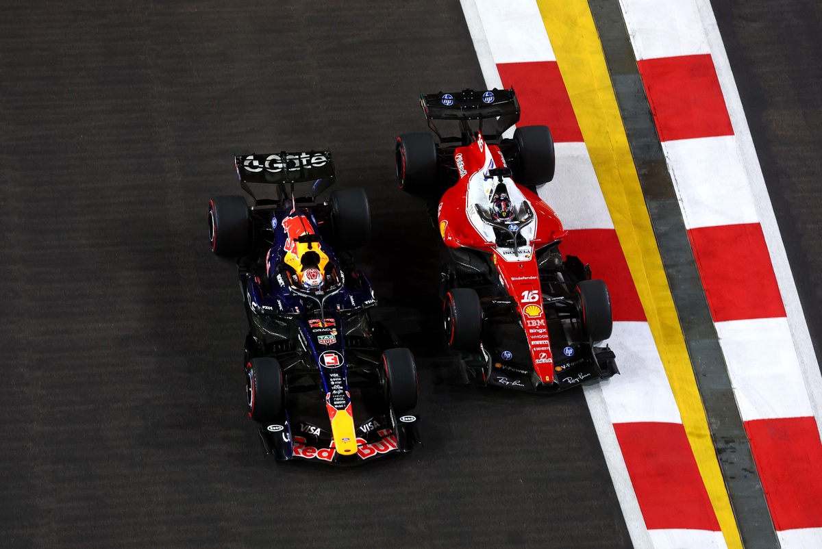 Charles Leclerc failing to outbrake Max Verstappen at Turn 1, Singapore Grand Prix