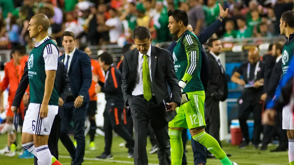 Juan Carlos Osorio coaching Mexico against Chile at the 2016 Copa América.