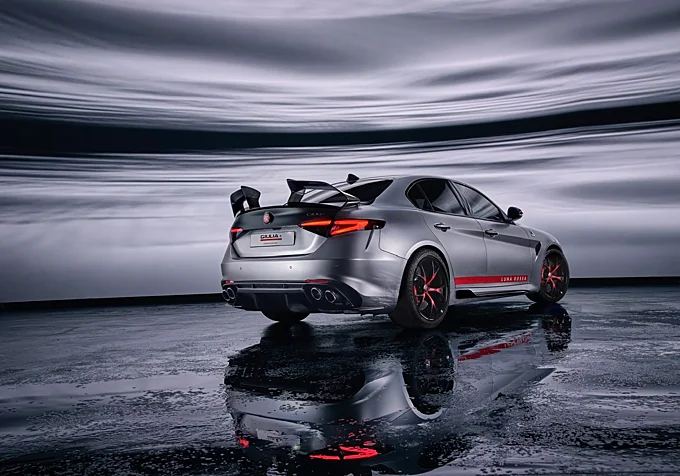 Same blood, same hue: the iridescent grey livery unites the boat’s hull and the car’s body, adding red accents and innovative interiors crafted from technical sail‑cloth