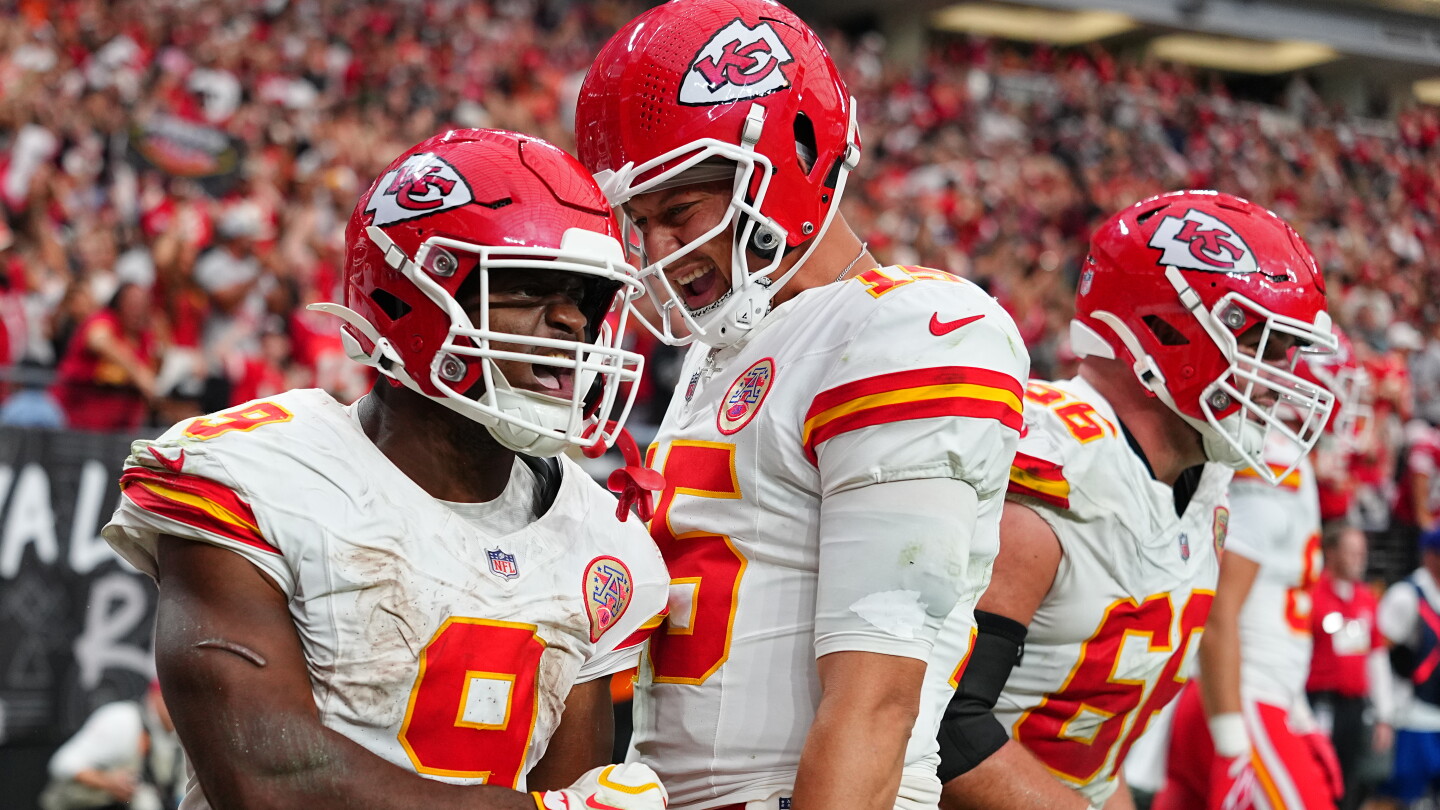 Kenneth Walker runs for 177, two TDs, Chiefs beat Raiders 30-27