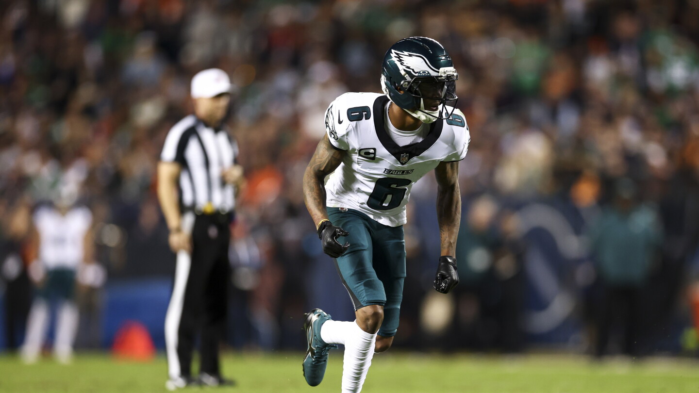 DeVonta Smith listed as limited in Eagles practice, Saquon Barkley still out