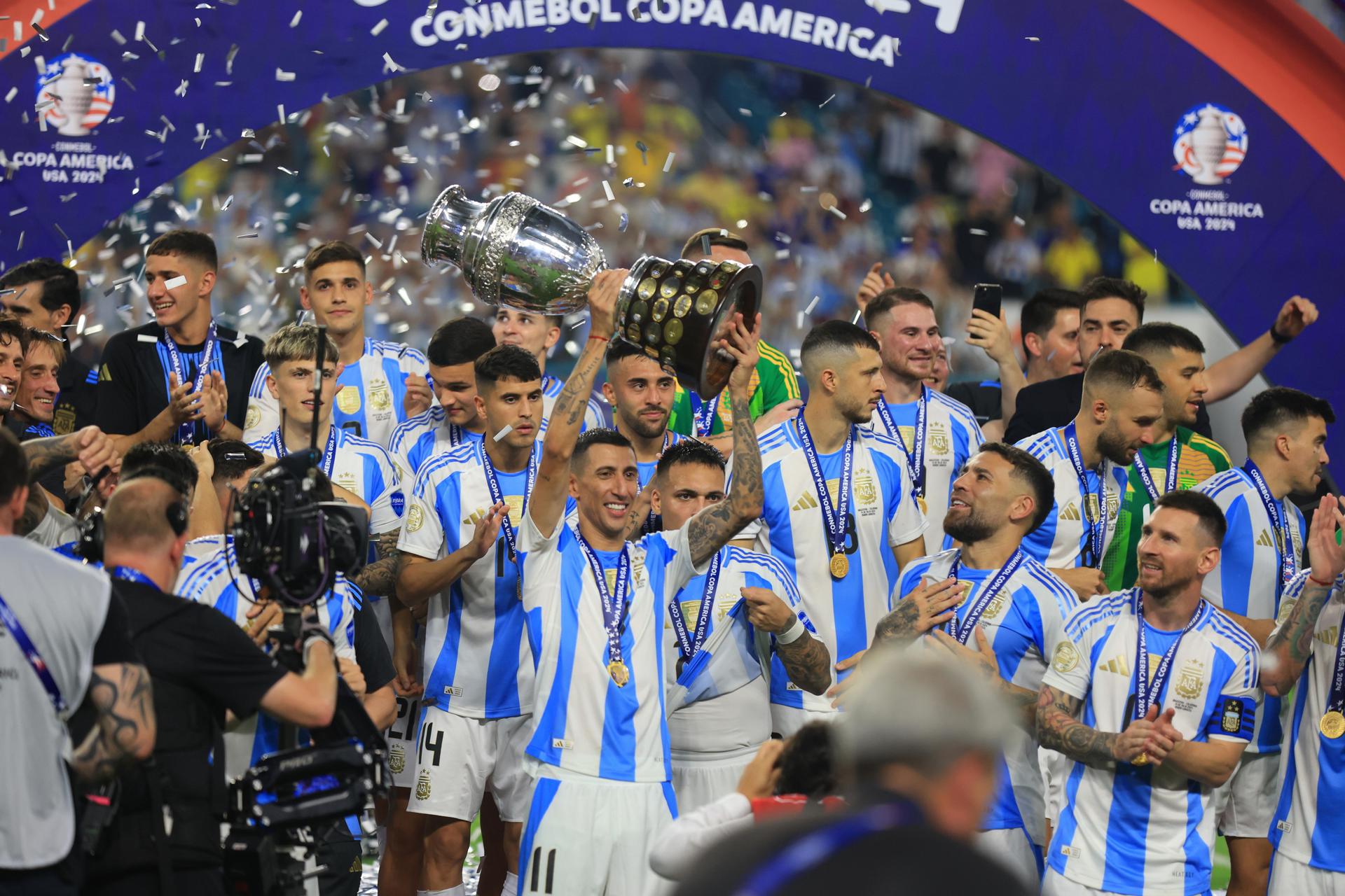 Ángel Di María raising the Copa América trophy after beating Colombia 1‑0 on July 14 at Hard Rock Stadium, Miami Gardens, USA. EFE/Cristóbal Herrera
