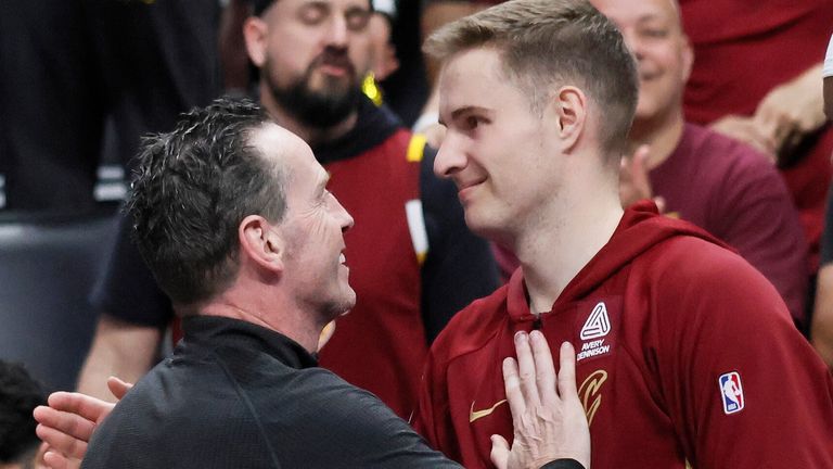 Cavaliers coach Kenny Atkinson, left, congratulates guard Sam Merrill on the sideline (AP Photo/Duane Burleson)