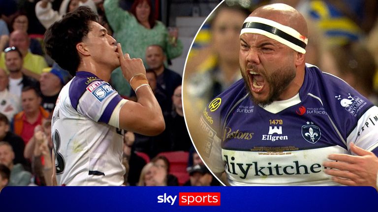 Wakefield take the lead after Walmsley's incredible pass to Cameron Scott