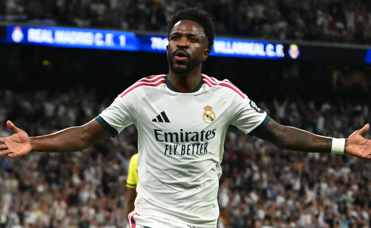 Vinicius Junior discussing Endrick's substitution in Real Madrid's 4‑3 comeback over Roma